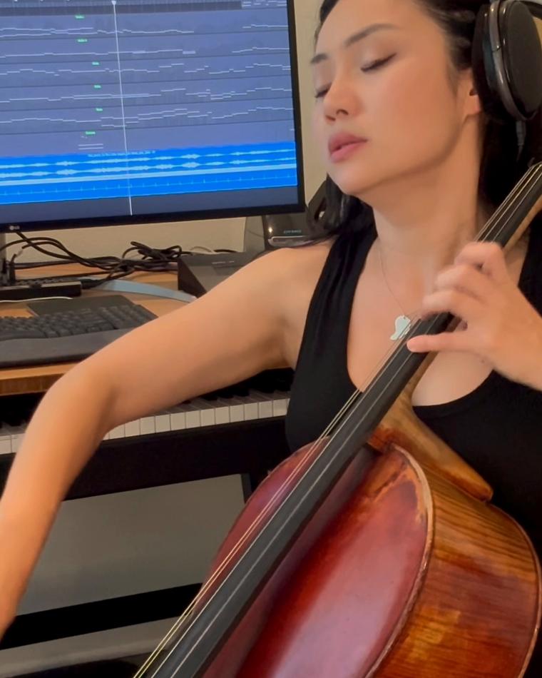 Tina Guo recording cello